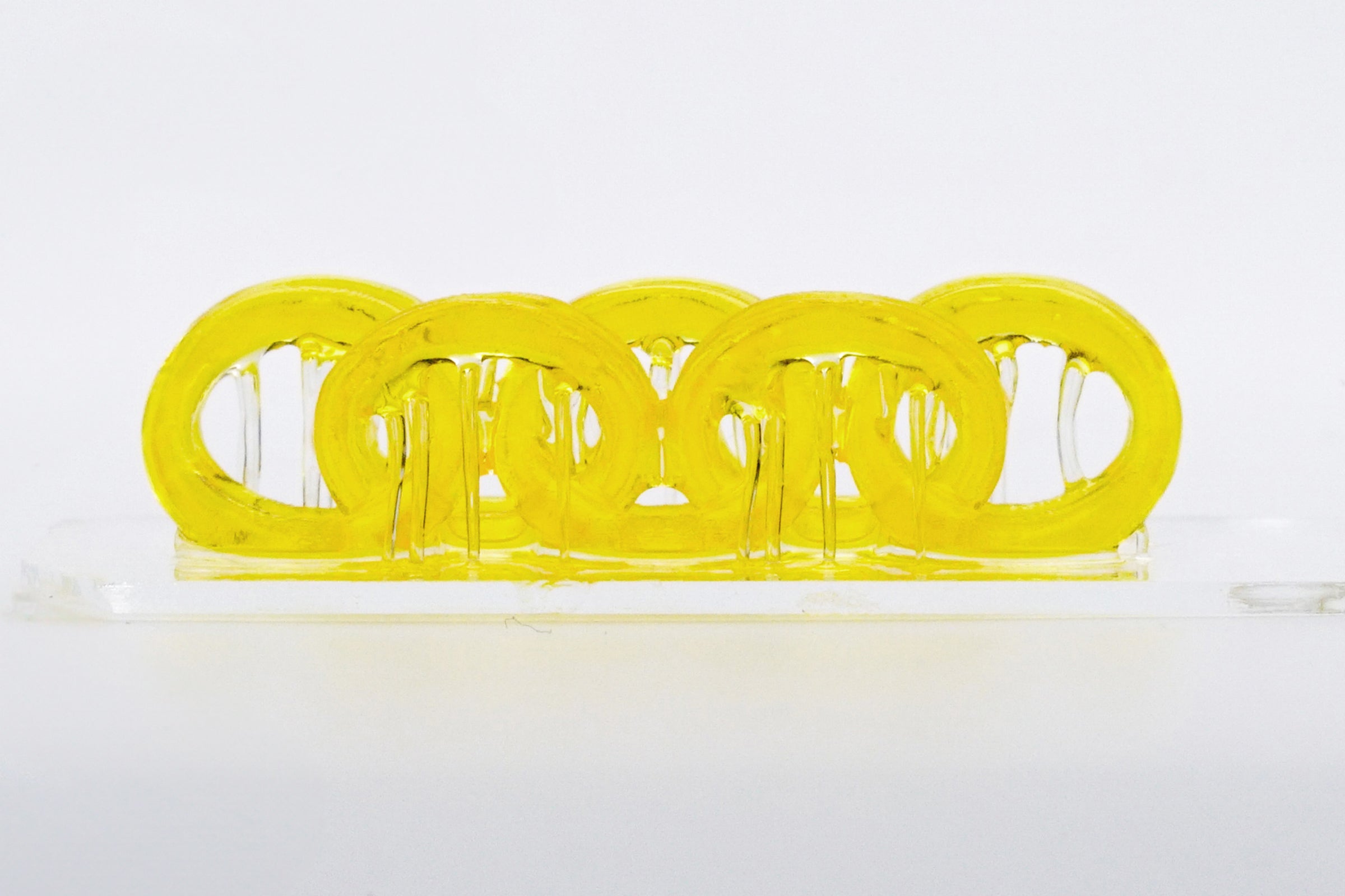 A 3D printed object contains multiple interlocking layers of circles.